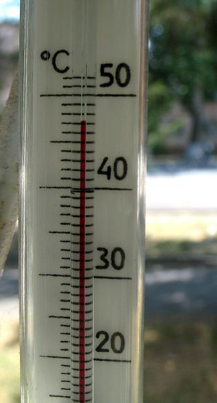 В простое температура 60. Термометр жара. Жара в Узбекистане термометр. Максимальная температура термометр. Термометр в Ташкенте жара.