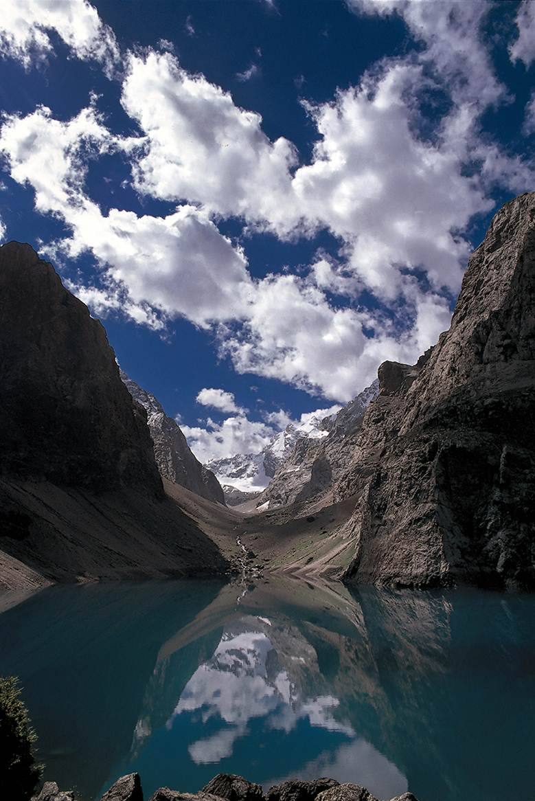 Сарезское озеро таджикистан. Озеро Сарез в Таджикистане. Озеро Сайраз Таджикистан. Сарезское озеро в горах.