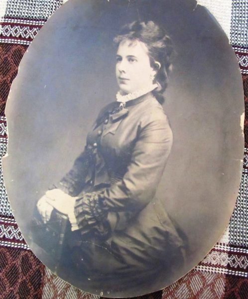 Наталия Адольфовна Сильвергельм - Мединская. Портрет очень большой и сканировать полностью не удалось, но показать хотелось весь. Поэтому пересняла. Середина 19 века, точной даты нет.