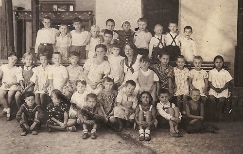 Первоклассник Боря Поюровский сидит на полу, второй справа. Ташкент 1941 год