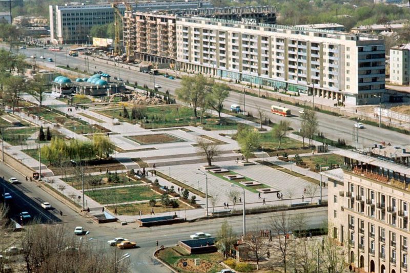 Столик с видом на планету бахтиер насимов